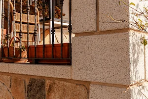 Detalle de albardilla y esquina en granito blanco cristal con acabado abujardado.