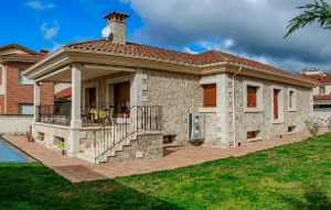 Fachada de granito con acabado rústico y abujardado grueso.