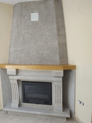 Tiro de chimenea en granito abujardado con formato desconcertado, acabado artesanal.