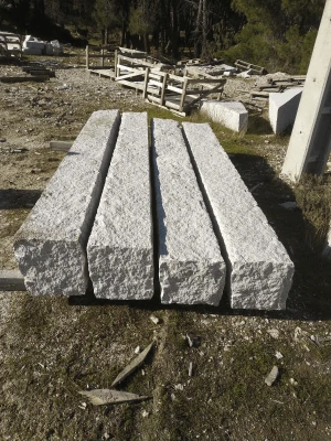 Columnas rústicas en granito, estilo tradicional y resistencia para exteriores.