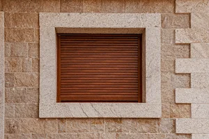 Composición decorativa de acabados combinados en granito rubio.