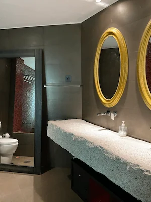 Encimera de baño en granito blanco cristal con acabado natural, resistencia y estilo.