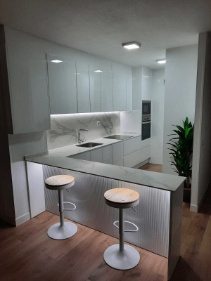 Encimera de cocina en granito, ideal para preparación y decoración.