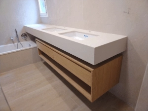 EEncimera de baño en granito, combinación de belleza y resistencia a la humedad.