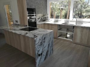 Encimera de cocina en granito, diseño funcional y duradero para ambientes modernos.