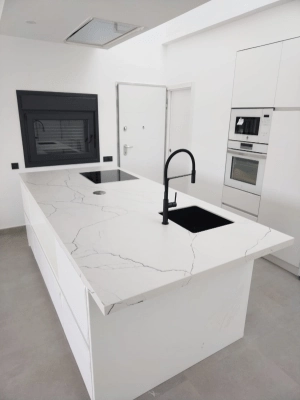 Encimera isla de cocina en granito, pieza central funcional y estética.