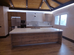 Encimera de cocina en granito, acabado pulido para una apariencia elegante.