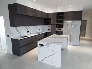 Encimera de cocina en granito, superficie resistente y estética para uso diario.