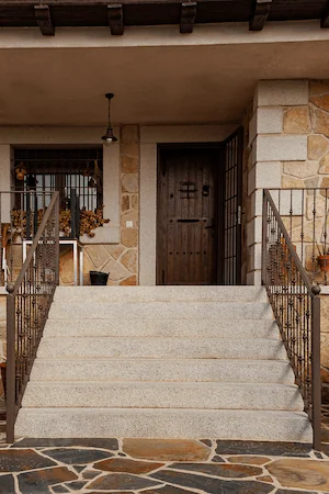Escalera maciza en granito rubio abujardado, resistente y decorativa.