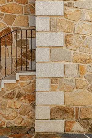 Esquinón y peldaños en granito blanco cristal con acabado abujardado grueso, ideales para accesos.