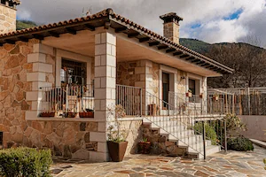 Fachada de granito, color blanco cristal y acabado abujardado grueso.