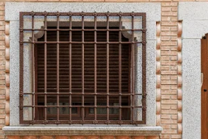 Ventana con frontal en granito blanco cristal abujardado a medida.