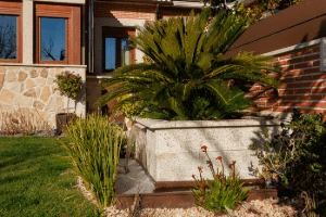 Fuente decorativa en granito, pieza ornamental para jardines y espacios exteriores.