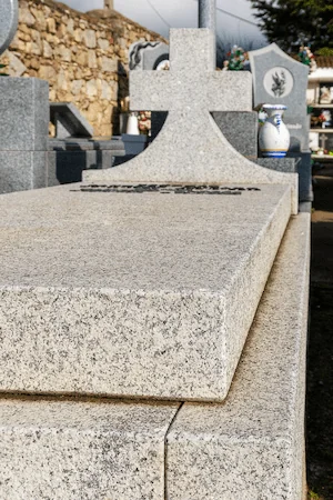 Lápida en granito gris acabado abujardado, resistencia y textura rugosa para exteriores.