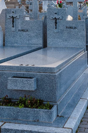 Lápida en granito gris pulido, pieza con acabado elegante y duradero para monumentos.