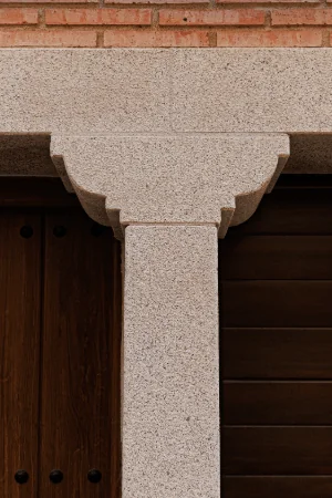 Ménsula en granito blanco cristal abujardado, soporte decorativo resistente.