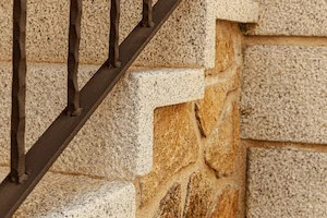 Peldaño macizo con interior vaciado en granito blanco cristal abujardado.