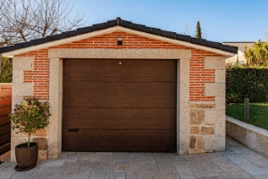 Recercado de puerta y esquinas en granito abujardado artesanal.