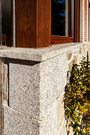 Remate arquitectónico en granito con esquina abujardada.