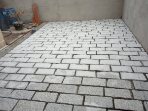 Solado rústico en granito, ideal para zonas de tránsito con acabado natural.