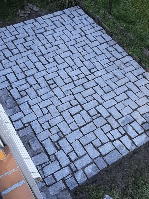 Solado rústico en granito, pavimento resistente para exteriores y jardines.