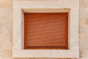 Ventana en granito rubio con acabado picado grueso tradicional.