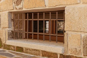 Vierteaguas de granito blanco cristal con acabado abujardado grueso para fachada elegante.