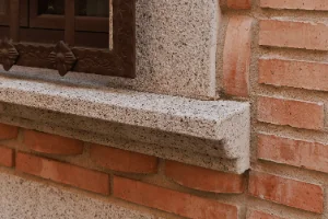Vierteaguas en granito blanco cristal con moldura frontal, detalle ornamental duradero.