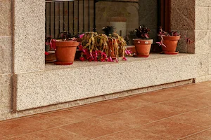 Vierteaguas en granito rubio con acabado abujardado grueso para protección y estilo.